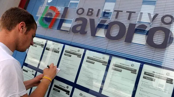 Lavoro, i dati Istat smentiscono (parzialmente) la narrazione di Meloni: a marzo 16mila occupati in meno\n