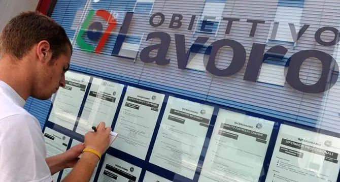 Lavoro, i dati Istat smentiscono (parzialmente) la narrazione di Meloni: a marzo 16mila occupati in meno\n