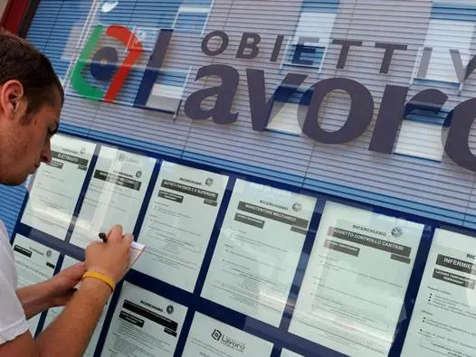Lavoro, i dati Istat smentiscono (parzialmente) la narrazione di Meloni: a marzo 16mila occupati in meno