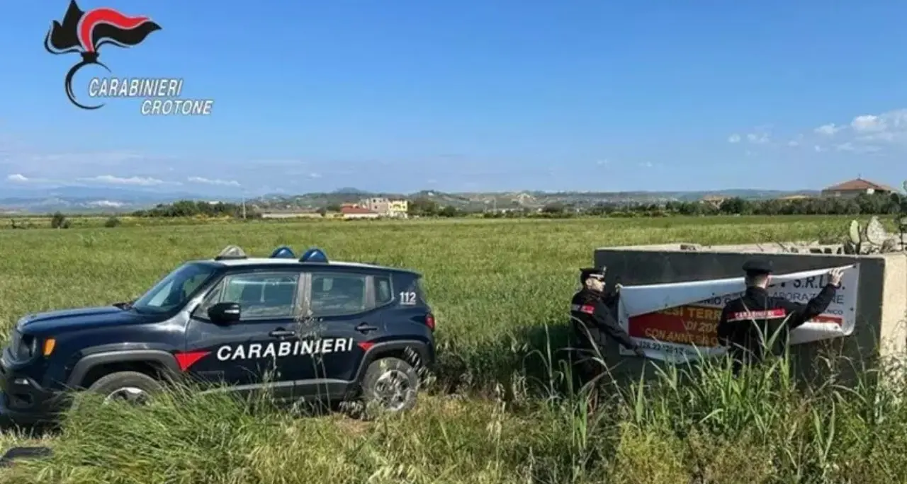 Scoperto un agente immobiliare abusivo nel Crotonese: sequestrati alcuni cartelloni pubblicitari\n