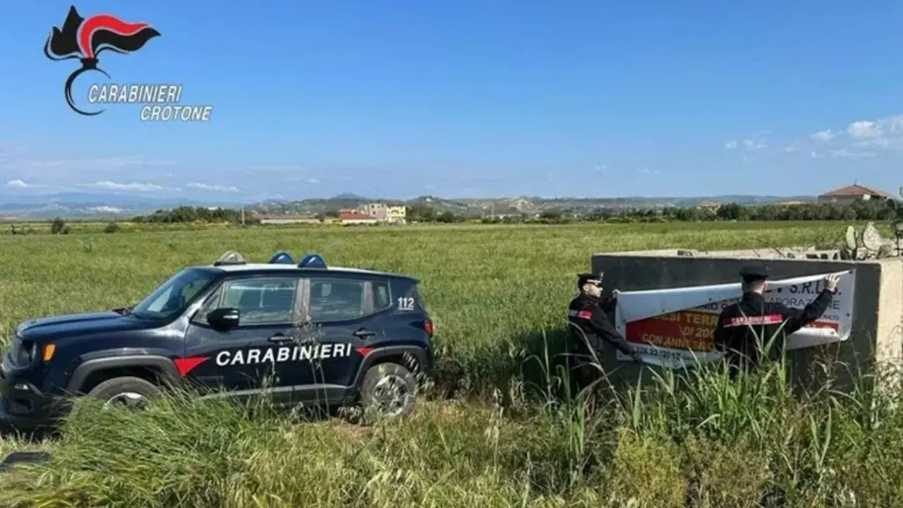 Scoperto un agente immobiliare abusivo nel Crotonese: sequestrati alcuni cartelloni pubblicitari\n