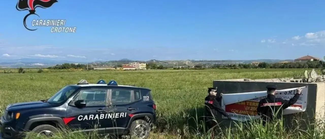 Scoperto un agente immobiliare abusivo nel Crotonese: sequestrati alcuni cartelloni pubblicitari\n