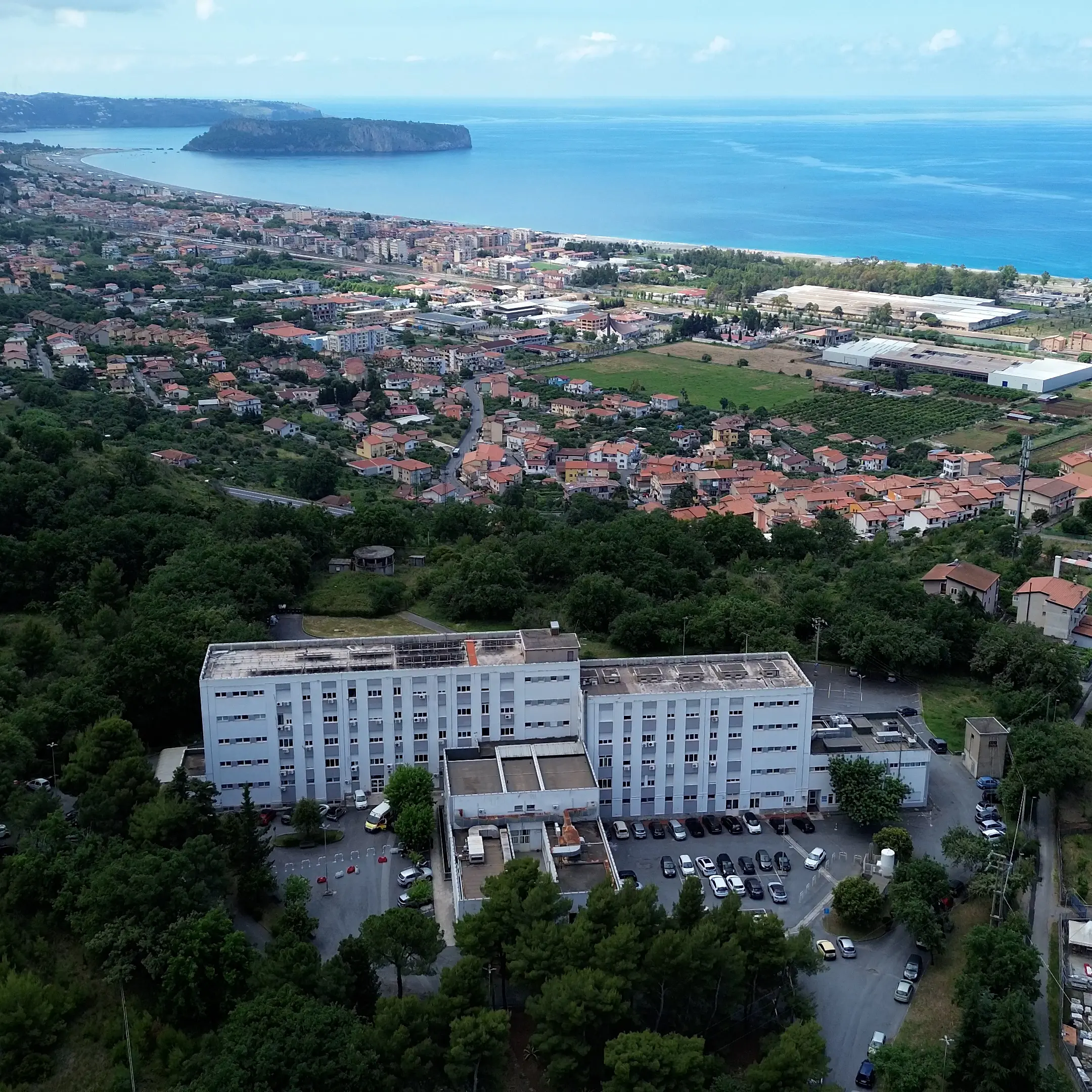 Ospedale di Praia a rischio, il sindaco rassicura: «È salvo grazie al nuovo atto aziendale, ma servono i fondi per l’apertura»\n