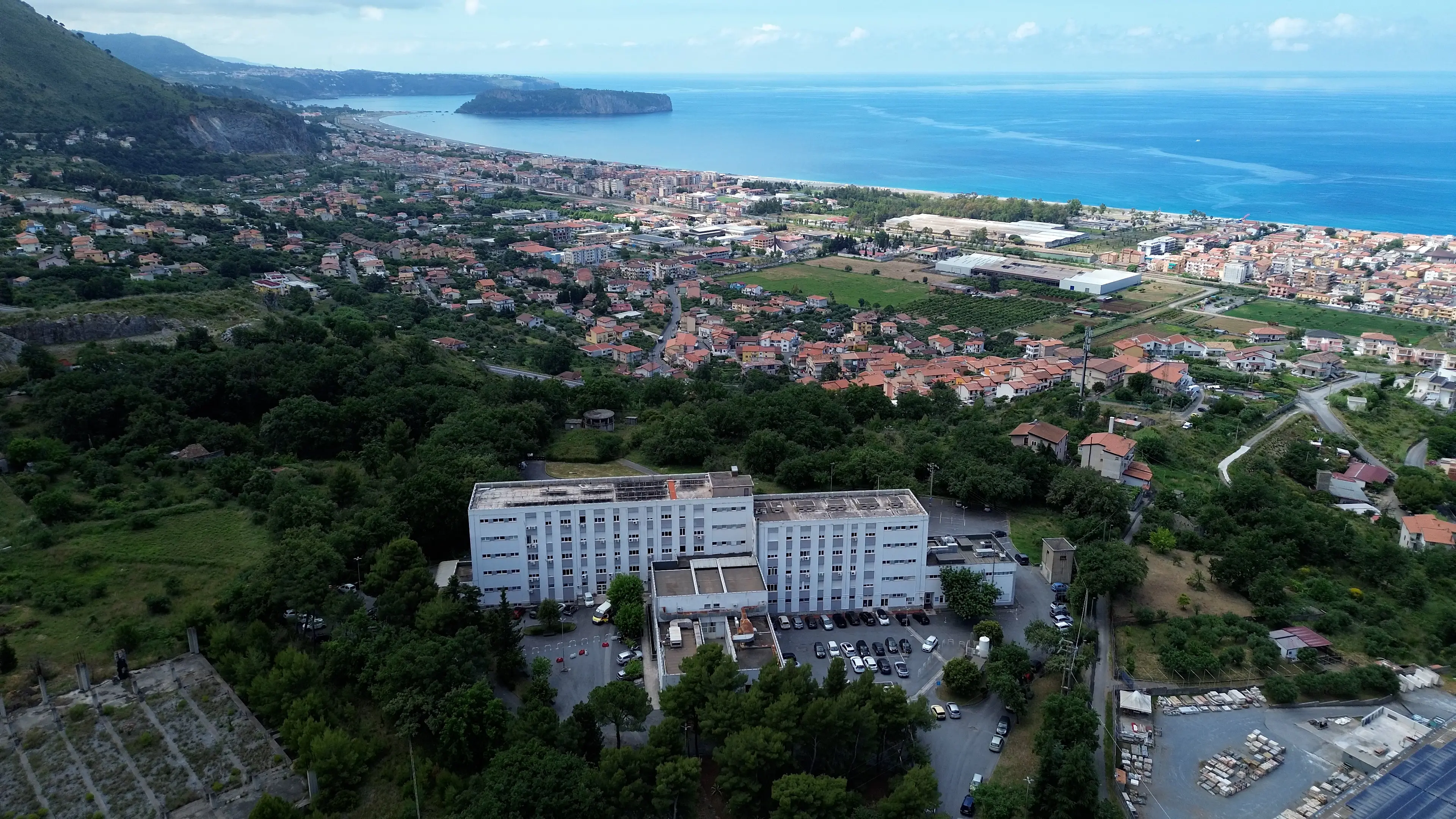 Ospedale di Praia a rischio, il sindaco rassicura: «È salvo grazie al nuovo atto aziendale, ma servono i fondi per l’apertura»\n