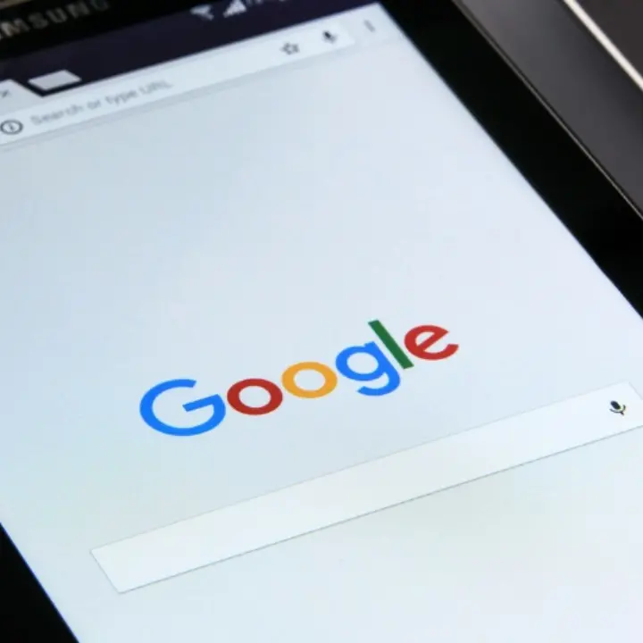 Google sta testando silenziosamente la pubblicità nei chatbot AI\n