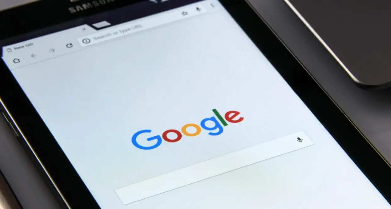 Google sta testando silenziosamente la pubblicità nei chatbot AI\n