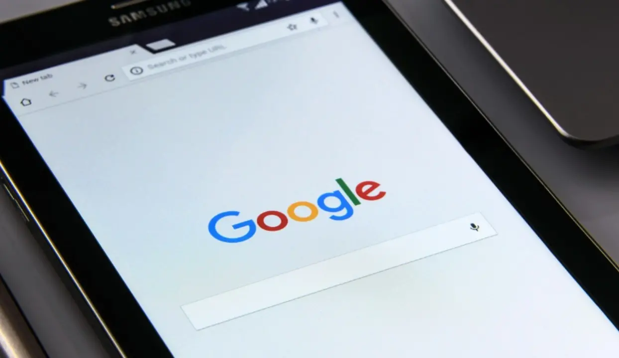 Google sta testando silenziosamente la pubblicità nei chatbot AI\n