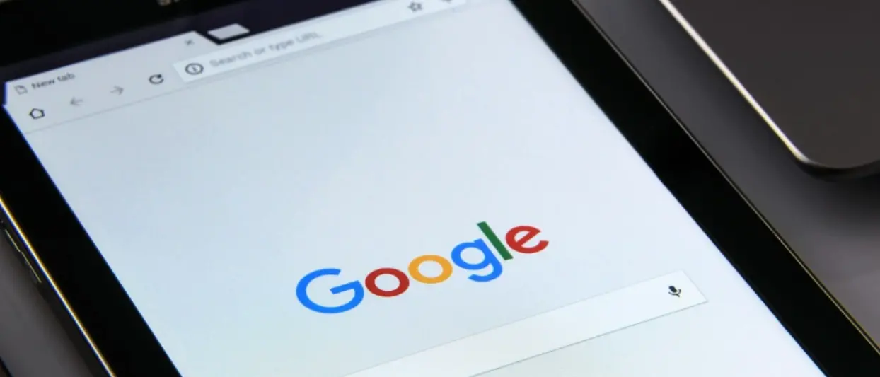 Google sta testando silenziosamente la pubblicità nei chatbot AI\n