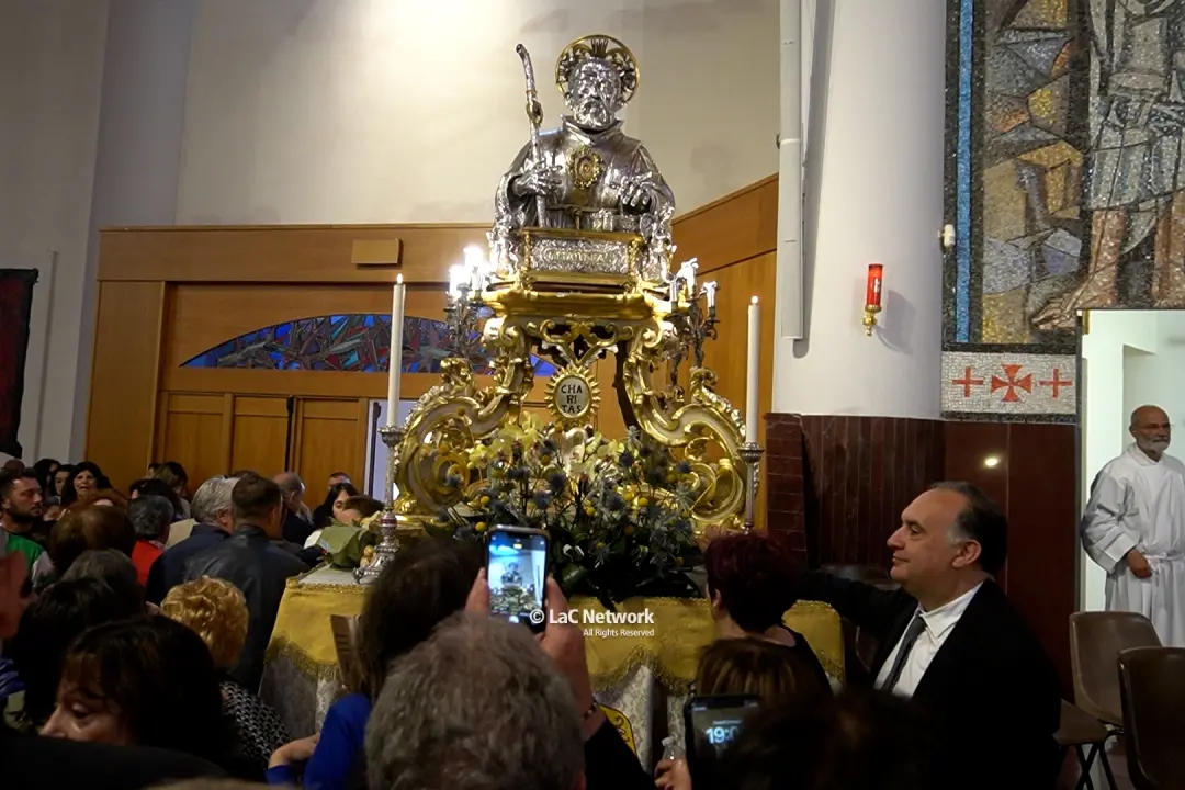 <p>La statua di San Francesco di Paola</p>\\n