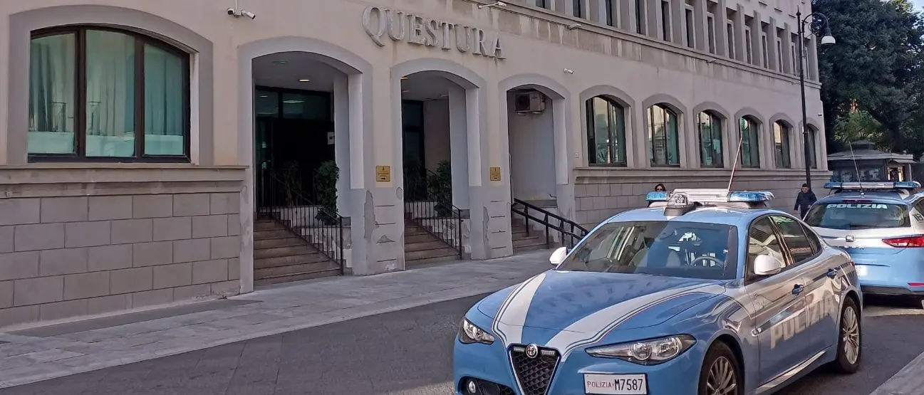 Rapinano una gioielleria a Reggio Calabria e aggrediscono il titolare: arrestato un 46enne, fuggito il complice\n