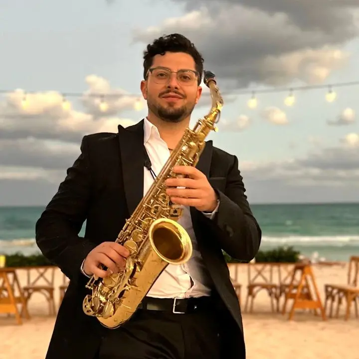 Dalla Calabria all’Europa fino in Messico, il sax giramondo di Daniele Palma: «Quando suono sono felice»\n