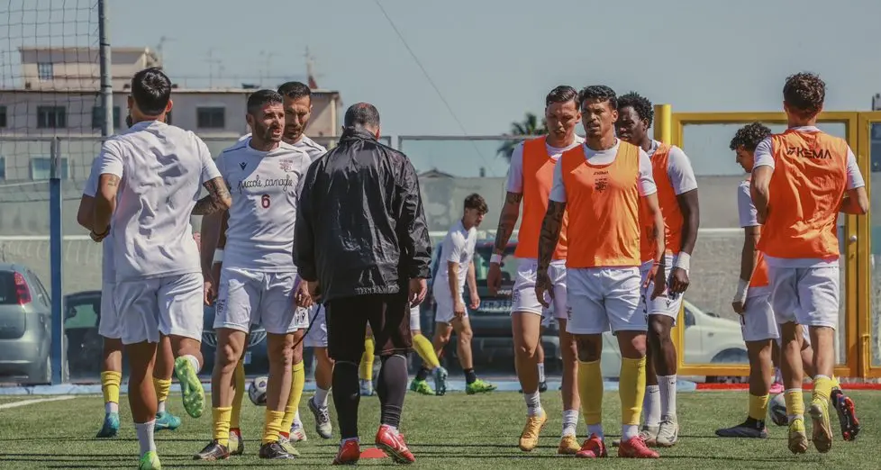Serie D, adesso l'incubo è diventato realtà: il Locri pareggia contro l'Acireale ed è ufficialmente retrocesso in Eccellenza