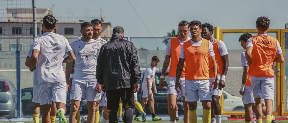 Serie D, adesso l'incubo è diventato realtà: il Locri pareggia contro l'Acireale ed è ufficialmente retrocesso in Eccellenza