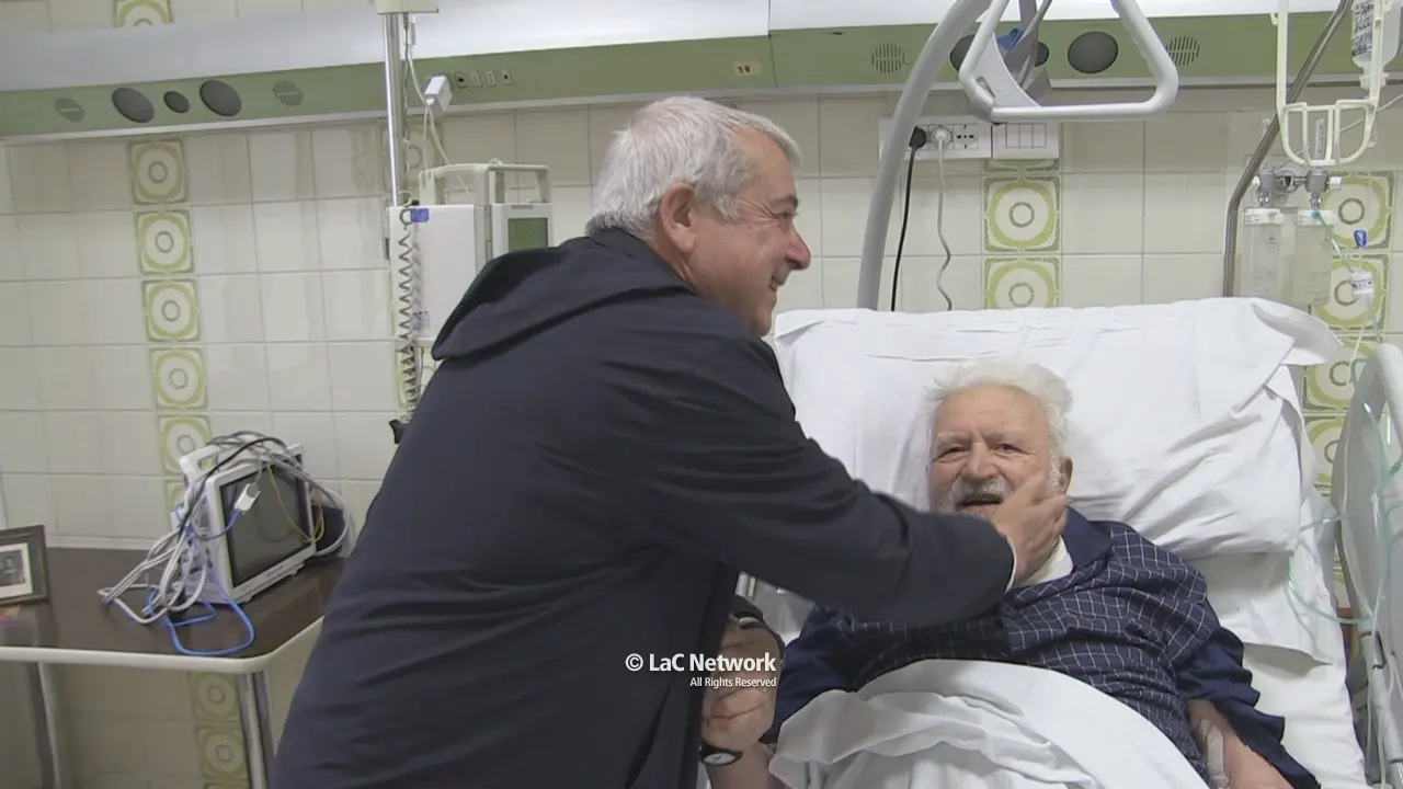 L’Arcivescovo di Cosenza in ospedale da Padre Fedele: l’abbraccio di Checchinato al monaco ultrà\n