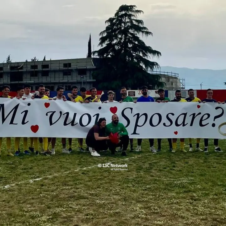 Carmine Perri, trionfo in panchina e... in amore: proposta di matrimonio sul campo dopo la promozione della Kratos Bisignano