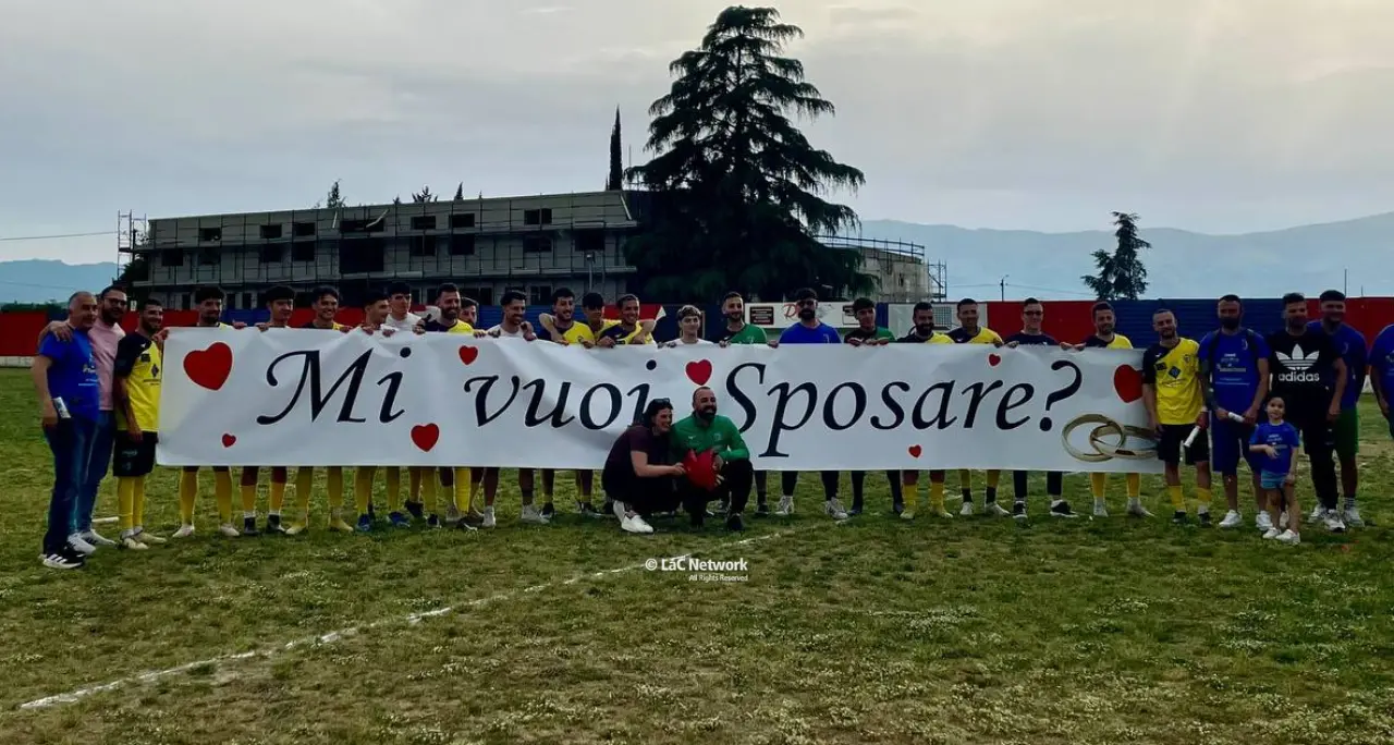 Carmine Perri, trionfo in panchina e... in amore: proposta di matrimonio sul campo dopo la promozione della Kratos Bisignano