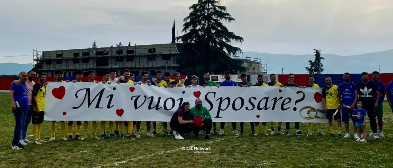 Carmine Perri, trionfo in panchina e... in amore: proposta di matrimonio sul campo dopo la promozione della Kratos Bisignano