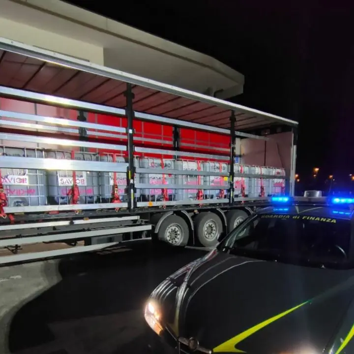 Alcol spacciato per disinfettante, sequestrati 120mila litri: era destinato anche a Reggio Calabria\n