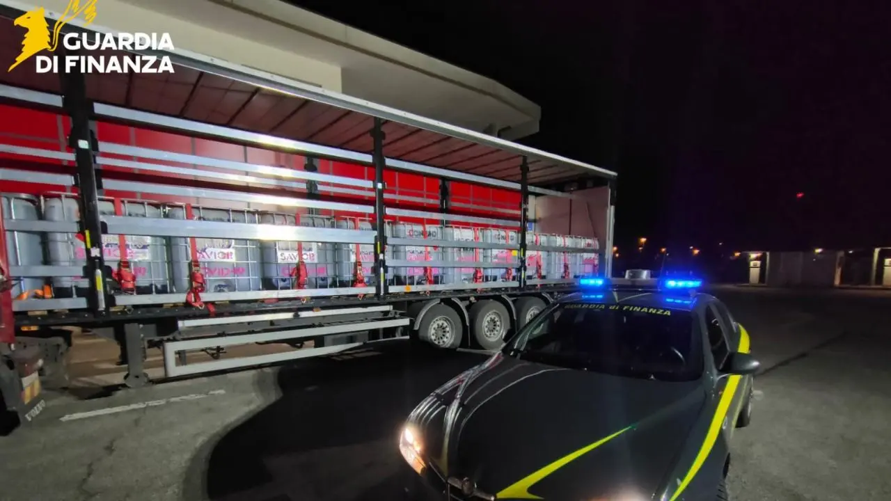 Alcol spacciato per disinfettante, sequestrati 120mila litri: era destinato anche a Reggio Calabria\n