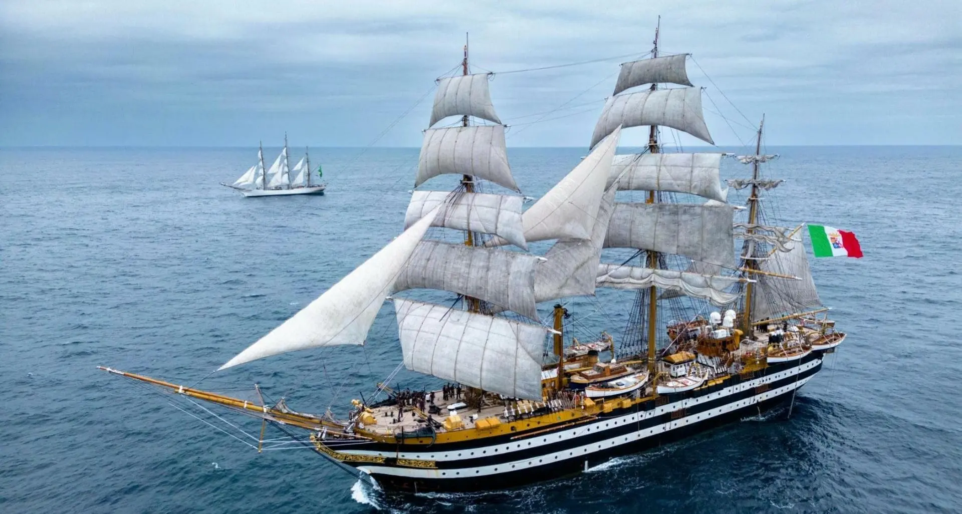 L’Amerigo Vespucci è arrivata a Reggio Calabria, la nave più bella del mondo nella città dello Stretto per tre giorni\n