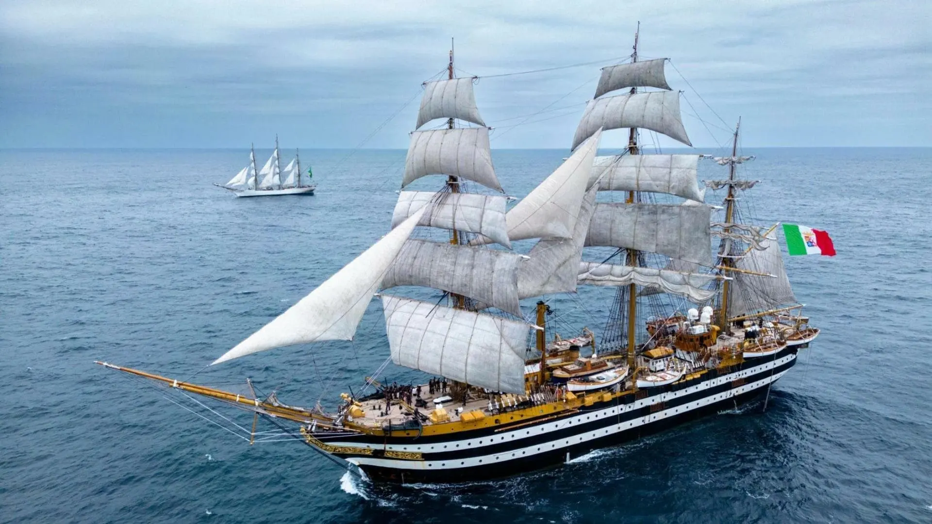 L’Amerigo Vespucci è arrivata a Reggio Calabria, la nave più bella del mondo nella città dello Stretto per tre giorni\n
