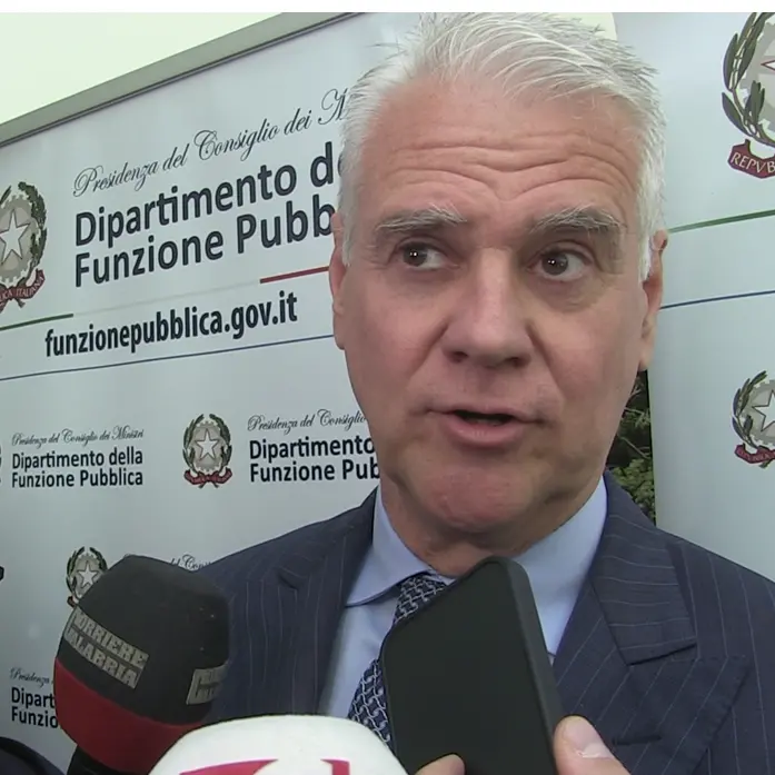 Il ministro Zangrillo in Calabria per ascoltare i Comuni:\u00A0«Dobbiamo lavorare per snellire la burocrazia»\n\n\n