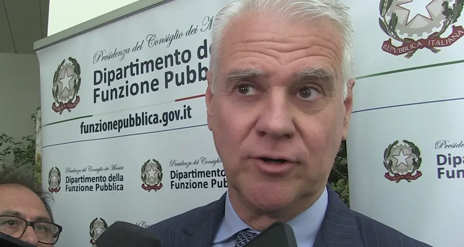 Il ministro Zangrillo in Calabria per ascoltare i Comuni:\u00A0«Dobbiamo lavorare per snellire la burocrazia»\n\n\n
