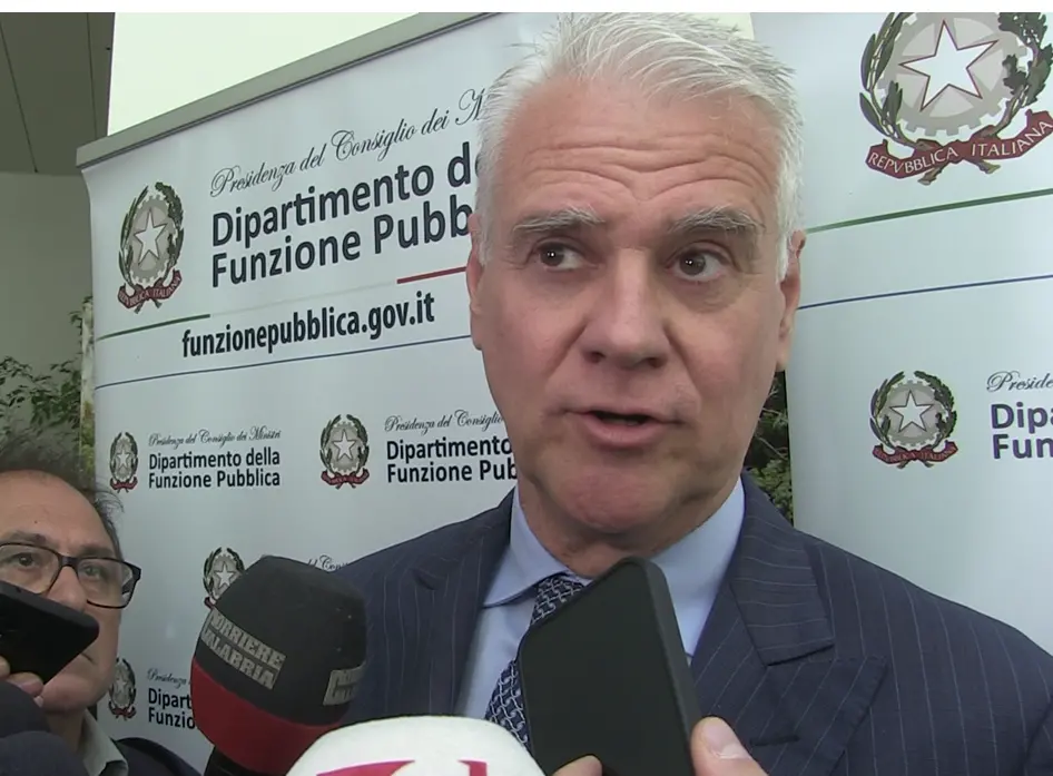 Il ministro Zangrillo in Calabria per ascoltare i Comuni:\u00A0«Dobbiamo lavorare per snellire la burocrazia»\n\n\n