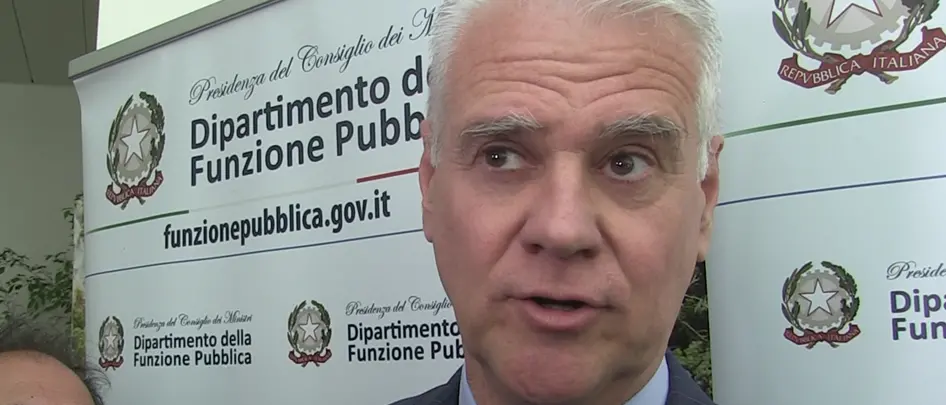 Il ministro Zangrillo in Calabria per ascoltare i Comuni:\u00A0«Dobbiamo lavorare per snellire la burocrazia»\n\n\n