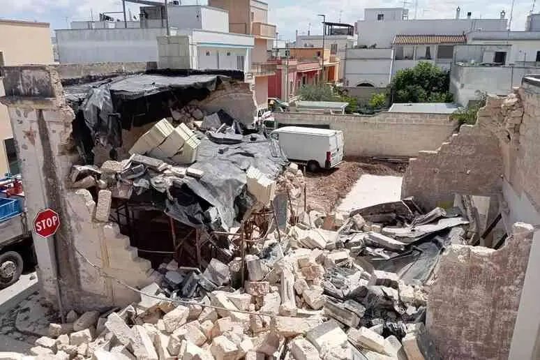Crolla una palazzina in ristrutturazione in provincia di Lecce, quattro operai feriti