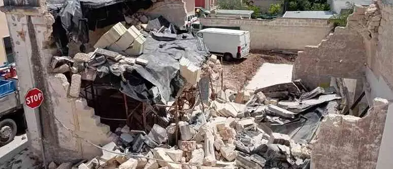 Crolla una palazzina in ristrutturazione in provincia di Lecce, quattro operai feriti