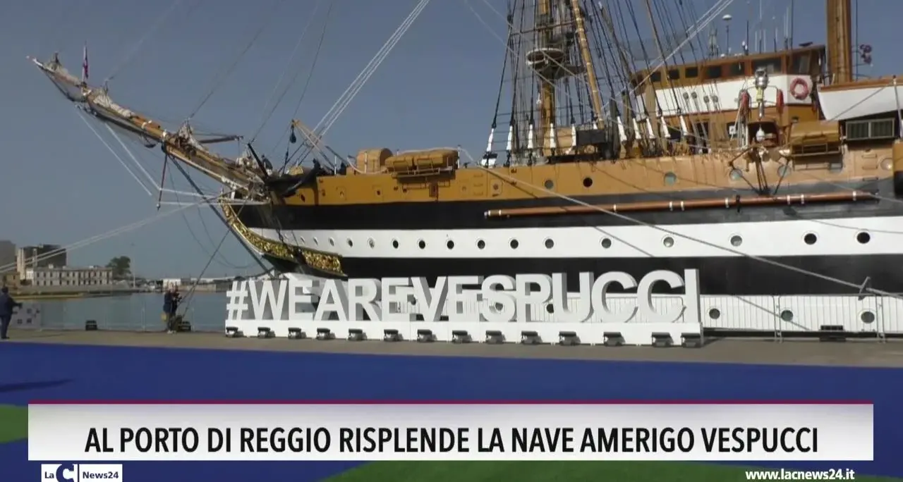 Al porto di Reggio risplende la nave Amerigo Vespucci