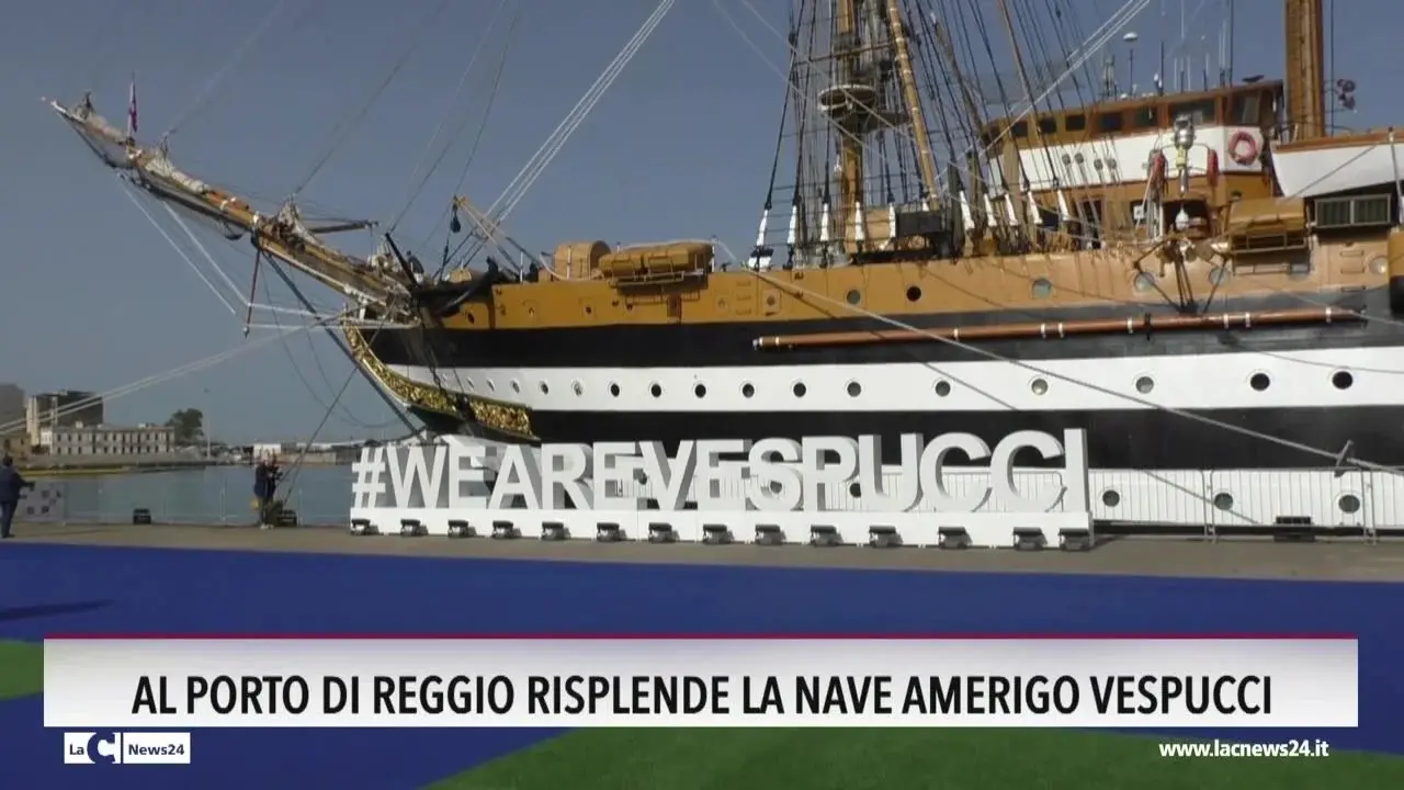Al porto di Reggio risplende la nave Amerigo Vespucci