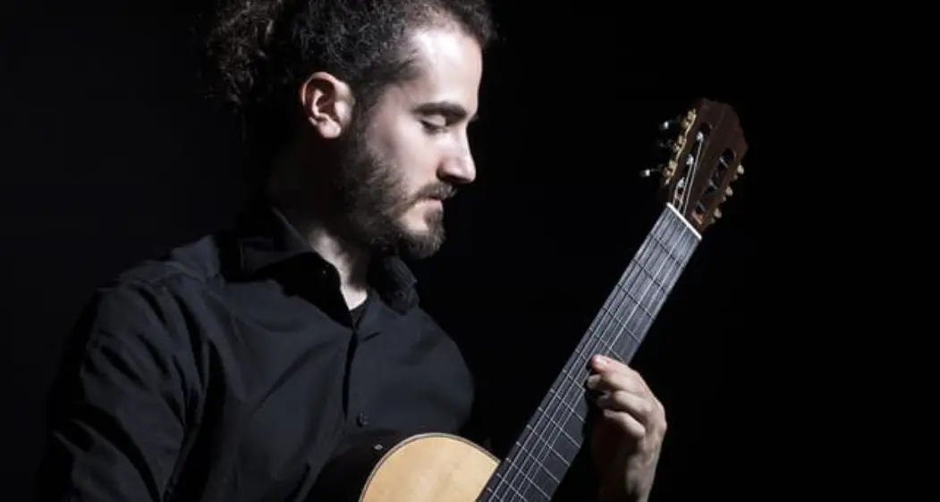 Il fascino della chitarra di Ponce: Simone Rinaldo in concerto al Torrefranca di Vibo\n