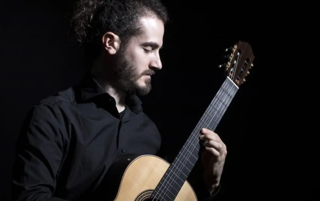 Il fascino della chitarra di Ponce: Simone Rinaldo in concerto al Torrefranca di Vibo\n