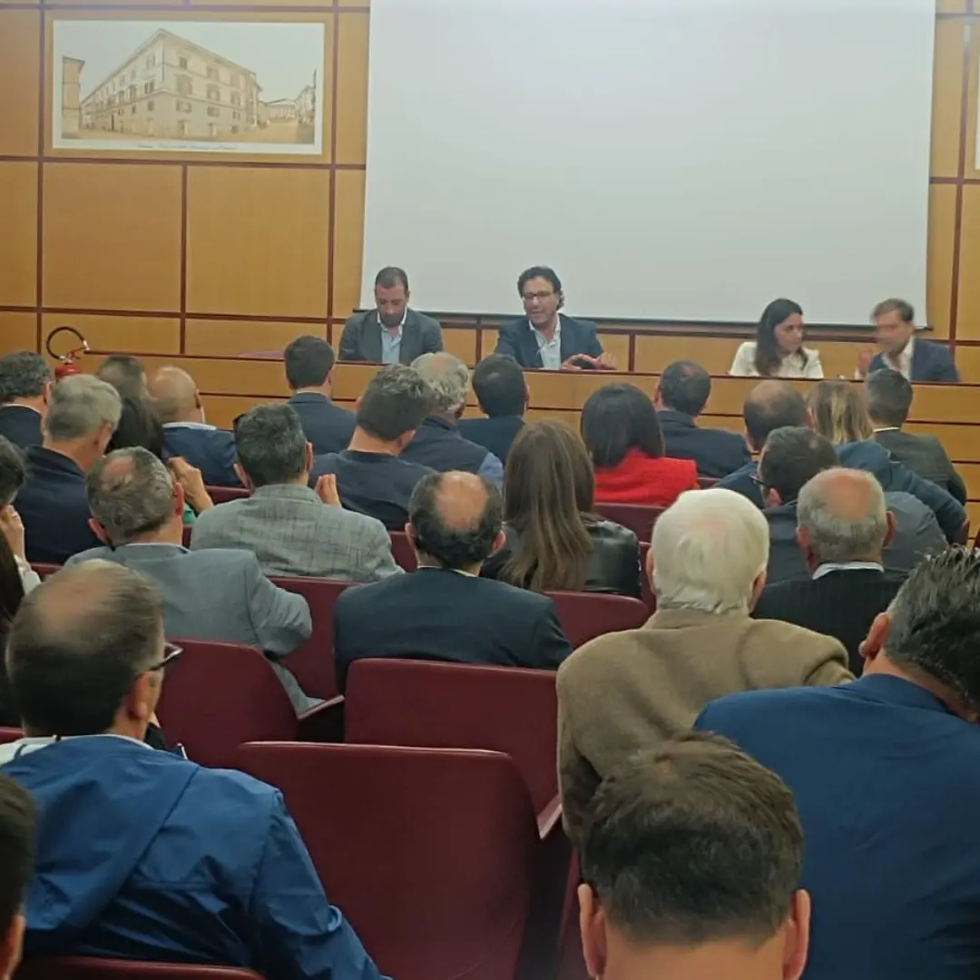 Tirocinanti, i sindaci del Cosentino lanciano l’allarme: «I fondi bastano solo per 18 mesi, qualcuno vuole fregarci»
