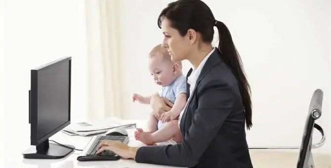 Mamme sempre più sole e penalizzate sul lavoro, Calabria agli ultimi posti tra le regioni mother-friendly\n
