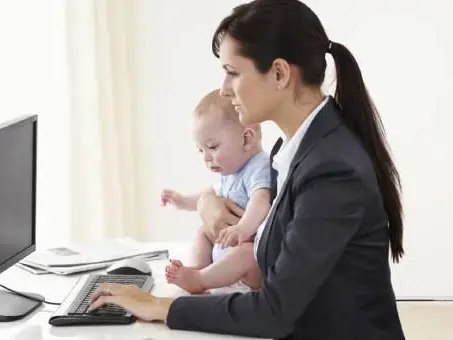 Mamme sempre più sole e penalizzate sul lavoro, Calabria agli ultimi posti tra le regioni mother-friendly