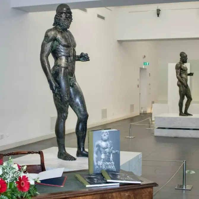 I Bronzi di Riace trafugati in Sicilia? La Procura di Siracusa indaga sul ritrovamento\n