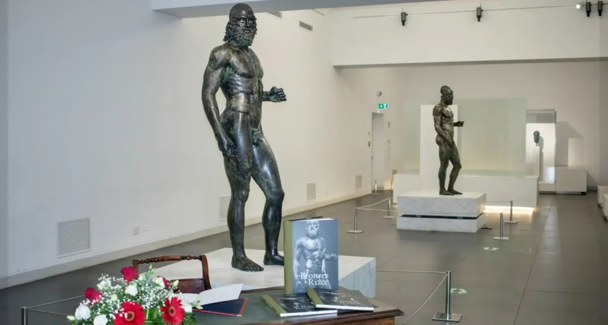 I Bronzi di Riace trafugati in Sicilia? La Procura di Siracusa indaga sul ritrovamento\n