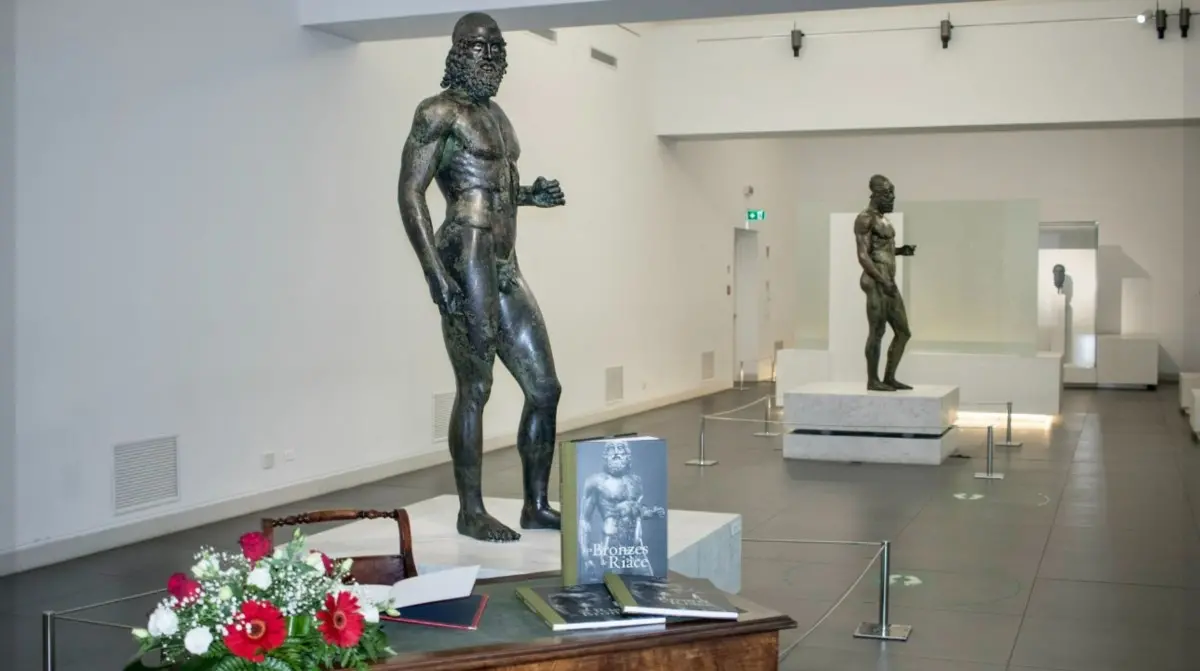 I Bronzi di Riace trafugati in Sicilia? La Procura di Siracusa indaga sul ritrovamento\n