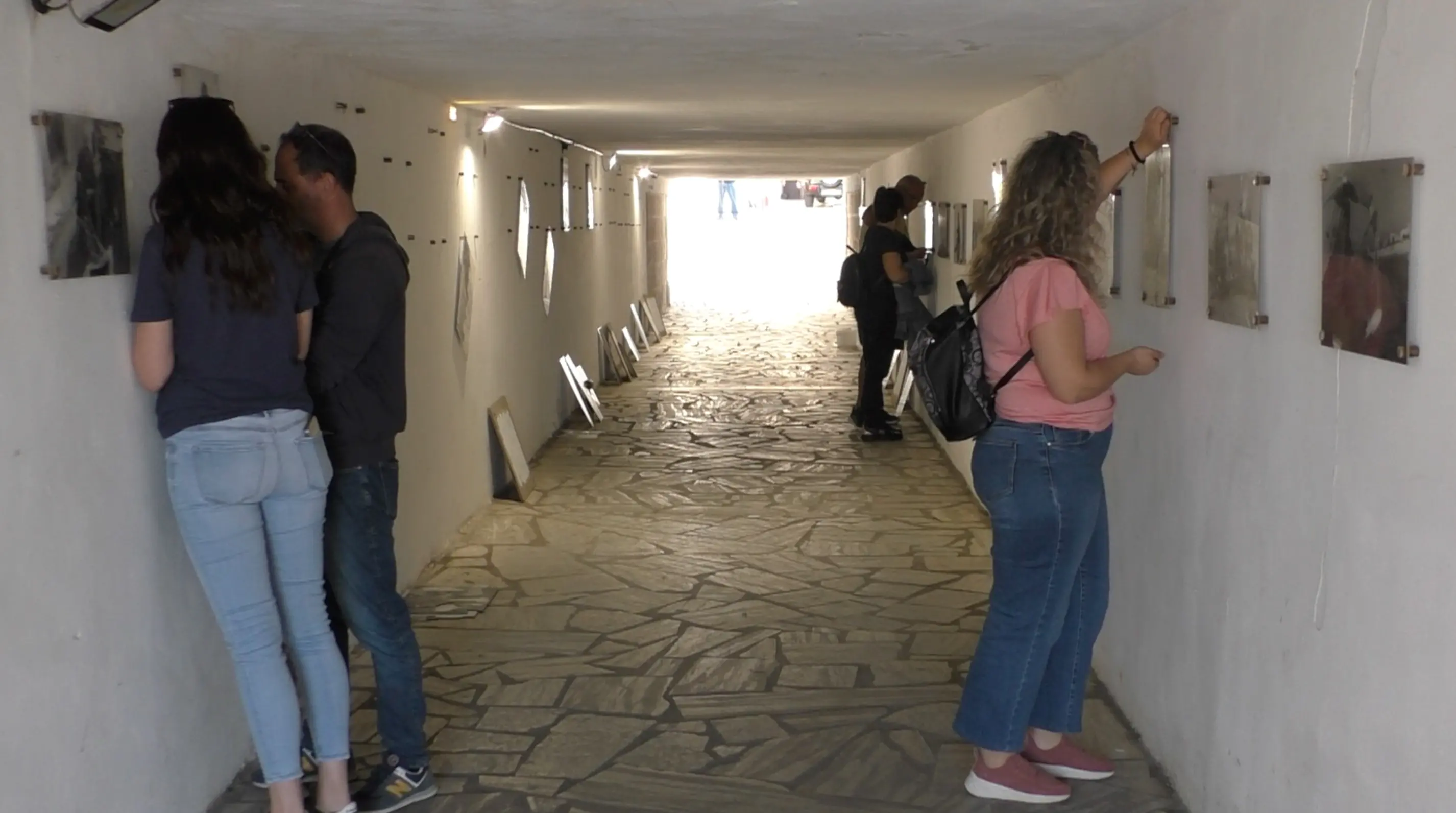 La Galleria del mare di Roccella nel mirino dei vandali: cittadini e amministratori ripristinano un luogo simbolo della memoria collettiva\n