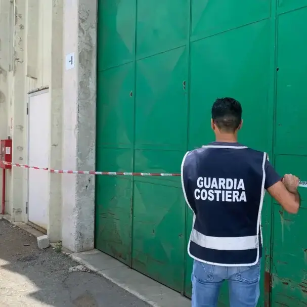Cantiere navale abusivo a Le Castella, scattano denunce e sequestro\n
