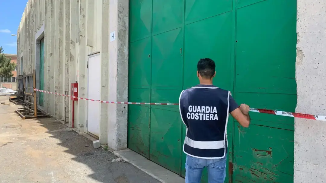 Cantiere navale abusivo a Le Castella, scattano denunce e sequestro\n