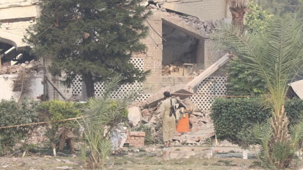 L’India attacca il Pakistan: lancio di missili, 26 morti. Islamabad: «Già partita la rappresaglia»\n