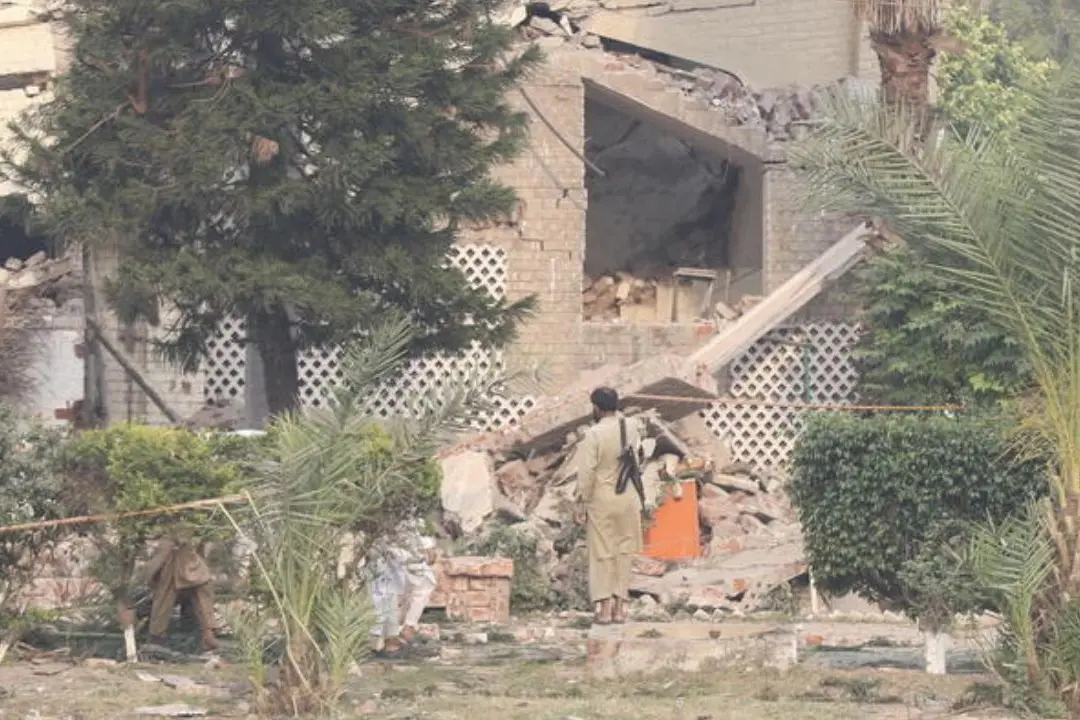 Edificio danneggiato dai bombardamenti in Pakistan (Ansa)