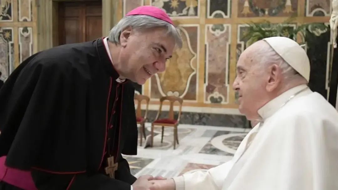 <p>Don Mimmo Battaglia con papa Francesco</p>\\n
