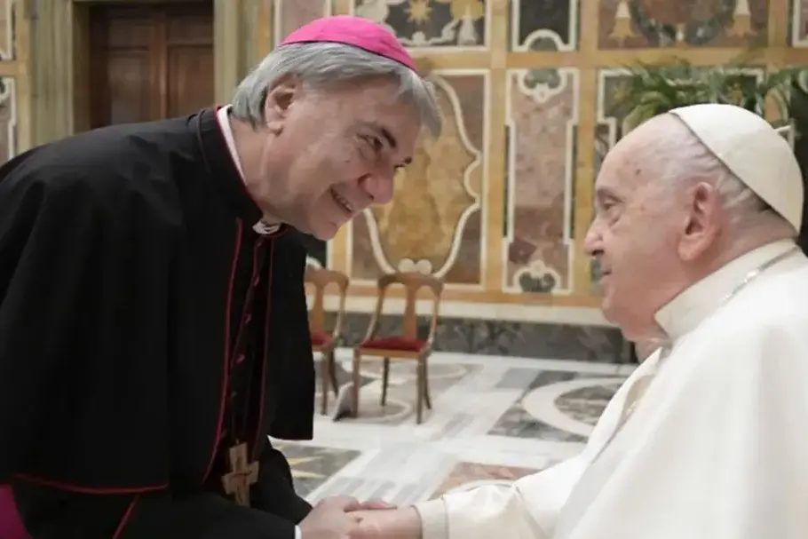 <p>Don Mimmo Battaglia con papa Francesco</p>\\n
