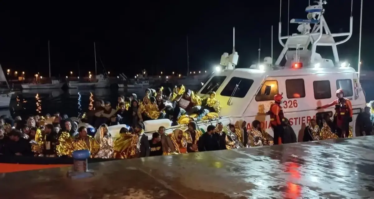 Roccella, continuano gli sbarchi di migranti: soccorse nella notte 32 persone\n