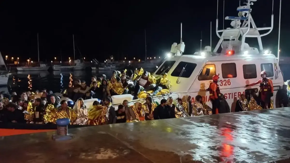 Sbarco a Roccella,\u00A0salvati 33 migranti su una barca in difficoltà: arrivano da Egitto e Pakistan